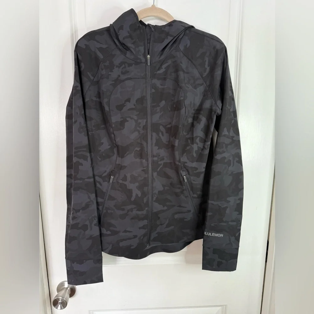 Lululemon Women’s Incognito Camo Multi Gray Mist Over Windbreaker - Size 8